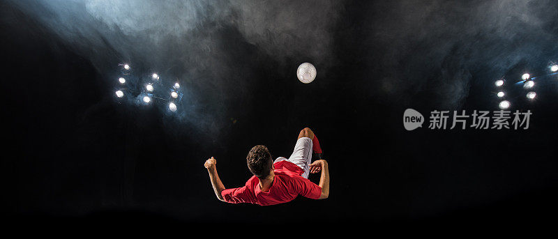 足球运动员在半空中表演倒钩踢