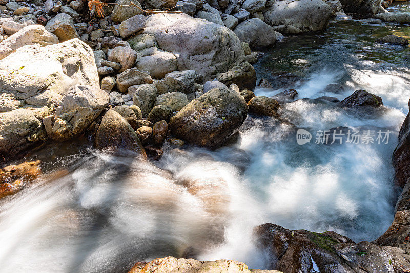 山涧河流