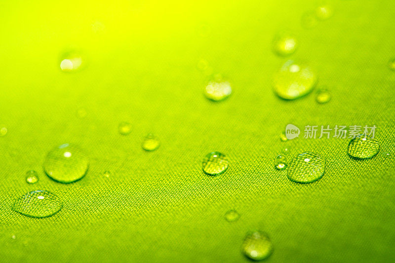 水滴在绿色防水织物上