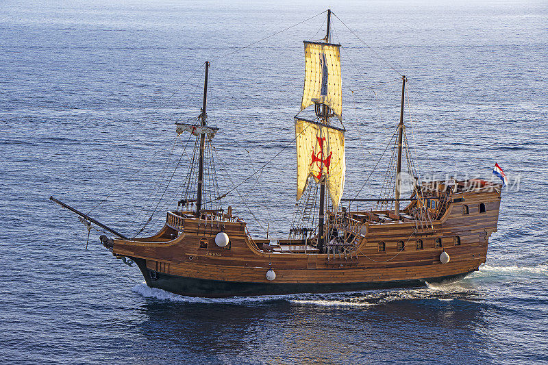 Tirena，游客仿造的中世纪木制船，航行到欧洲克罗地亚杜布罗夫尼克的老港口。