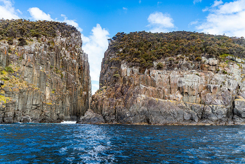 角豪伊，鹰颈海岸悬崖在塔斯曼国家公园保护区，阿瑟港，澳大利亚塔斯马尼亚