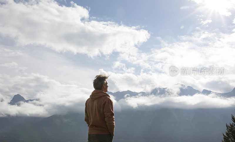 早晨，人们沿着秋天的小径徒步旅行