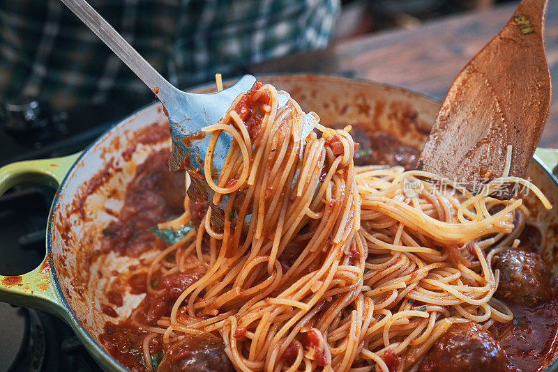 用平底锅准备肉丸和意大利面番茄酱
