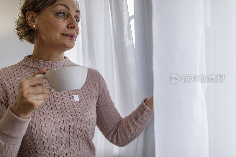 复制一个女人喝茶的空间照片，透过寡妇看，沉思