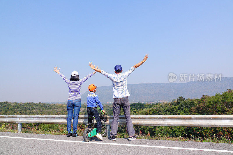 亚洲的父亲，母亲和儿子在山上旅行。