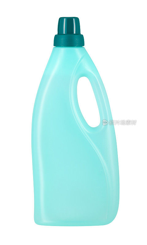 绿松石色塑料瓶的织物柔软剂与处理在白色的背景