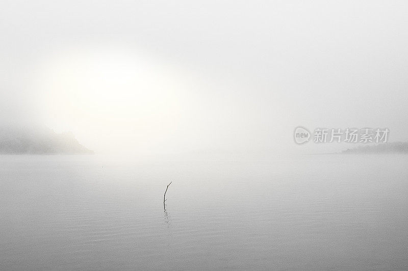 极简抽象的单色水景。一个有雾的大山湖的鸟瞰图。