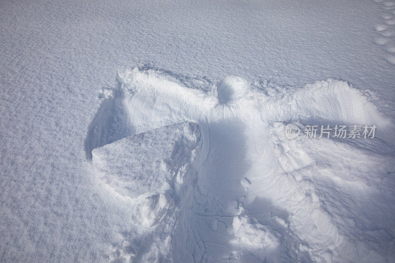 雪天使在深雪中的偷拍镜头