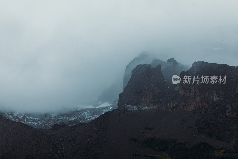在乞力马扎罗山国家公园，黑暗的山峰，雪峰和雾中的冰川的壮观景象