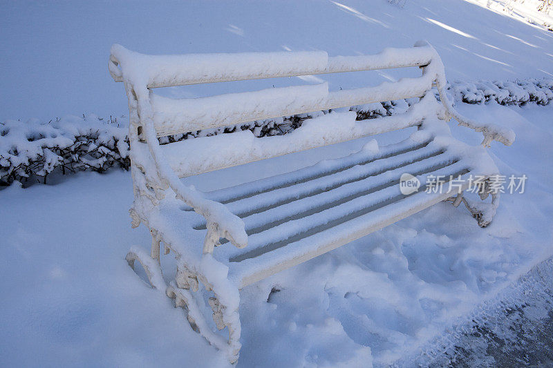 雪下的长凳