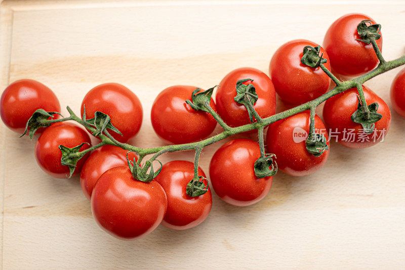 切菜板上的樱桃番茄