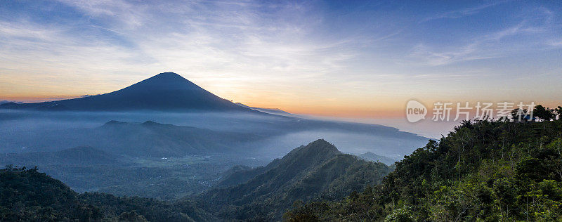 巴厘岛阿贡火山日落全景