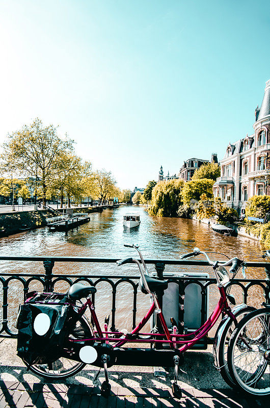 俯瞰荷兰阿姆斯特丹运河的双人自行车