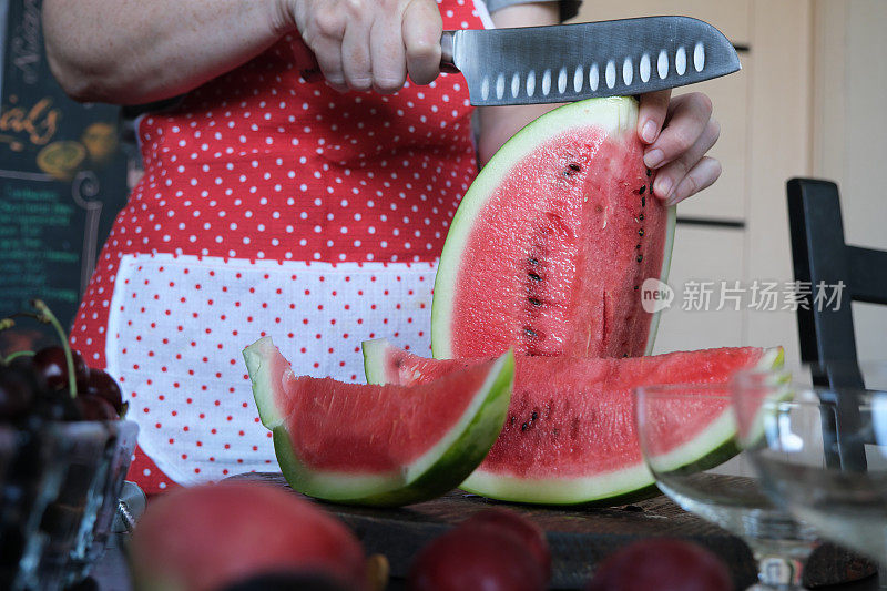 用西瓜，红浆果和非乳制品生奶油制作健康的素食甜点