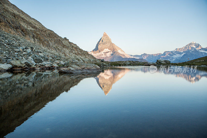 日出在著名的马特洪山下的高山湖泊