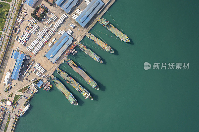 鸟瞰图滚装船坐在一个国际港口。