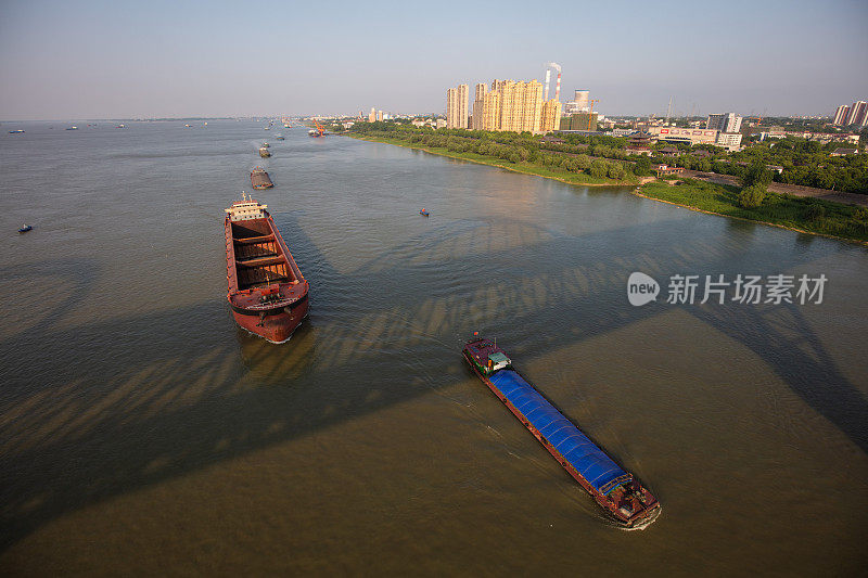 在江西境内的长江中下游九江段，江水充沛，水道拓宽加深，货轮不断穿梭其间。
