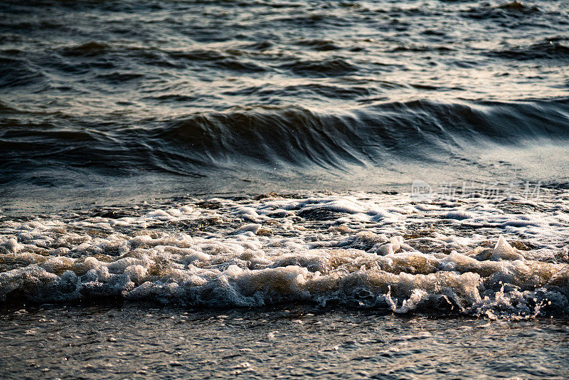 波浪翻滚着冲到沙滩上