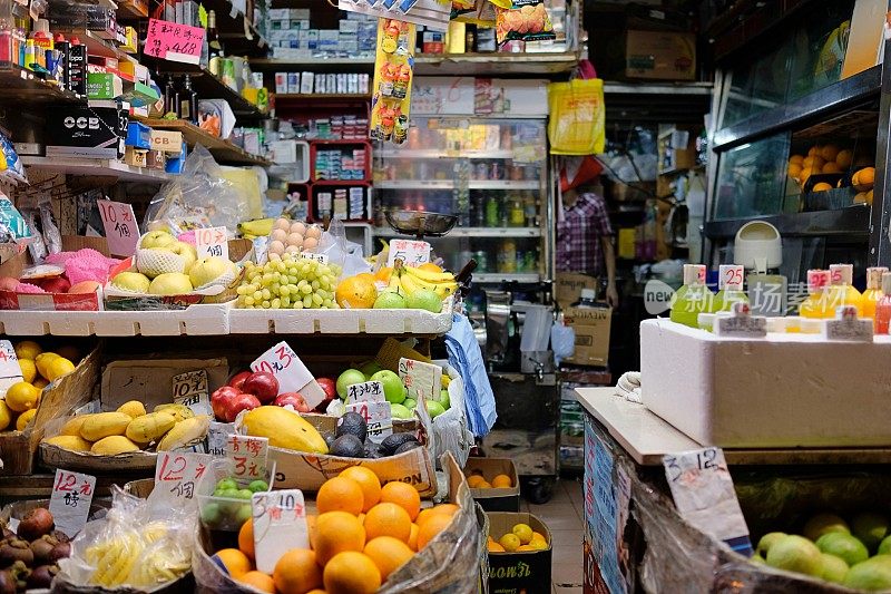 售卖水果和瓶装饮料的街角小店，香港湾仔