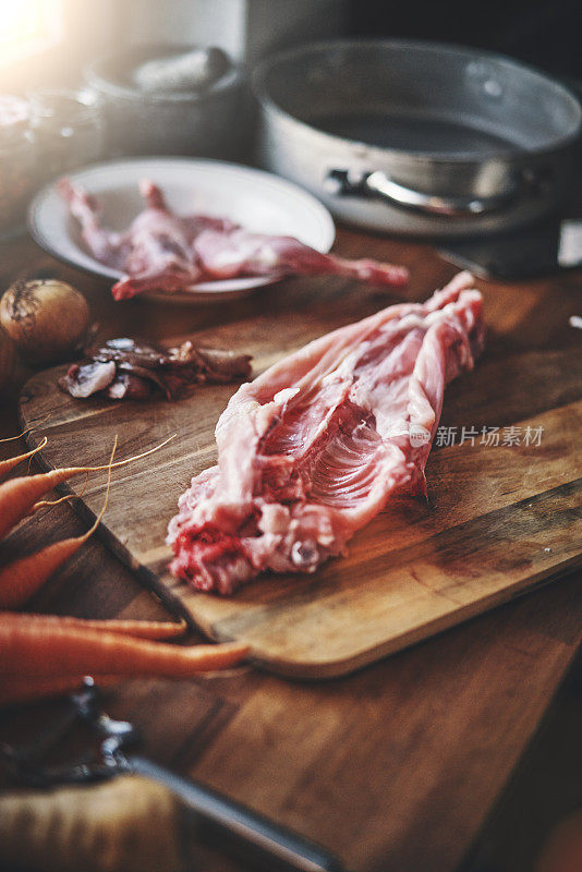 准备蔬菜炖兔肉