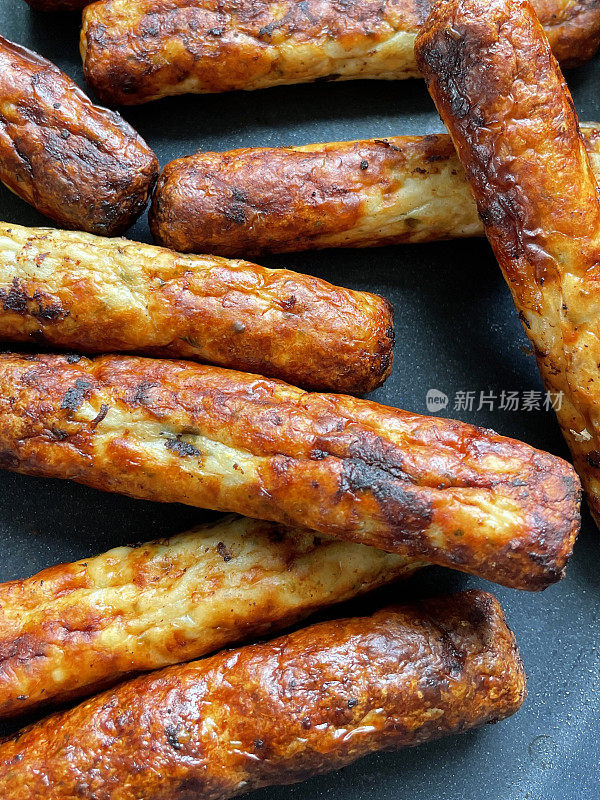 这是在不粘锅里煮的低脂鸡肉香肠的特写