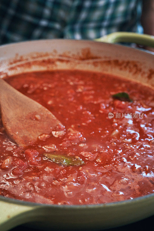 用平底锅准备番茄肉丸
