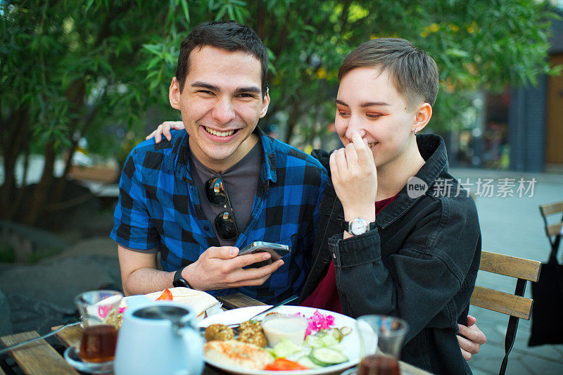 年轻夫妇在一个咖啡馆夏天