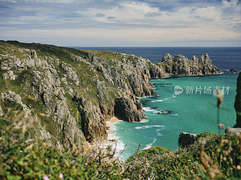 6月的一个阳光明媚的日子，在涨潮的佩顿范德海滩南康沃尔的风景。