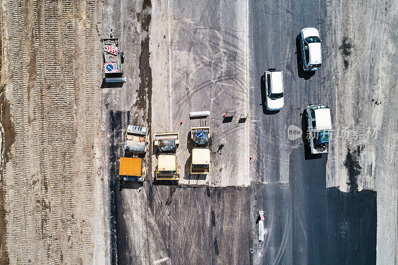 一架无人机拍摄的郊区高速公路维修过程