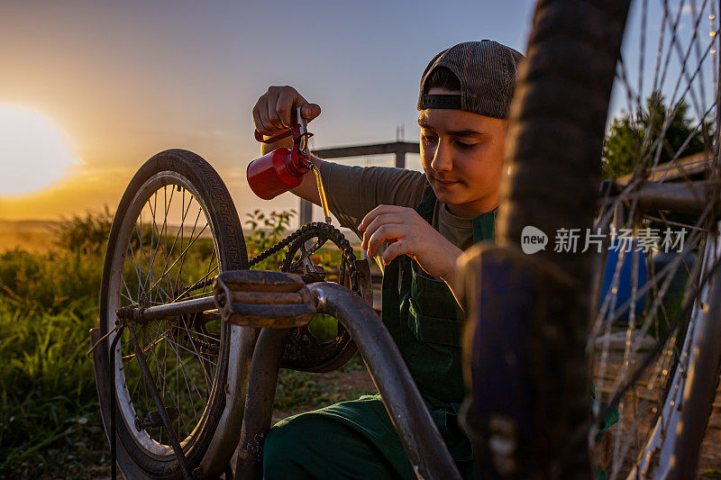 专注的少年，用油润滑自行车链