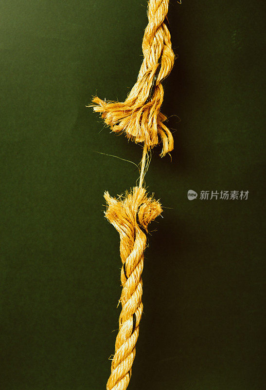 吊在一根线上:磨损的绳子快断了