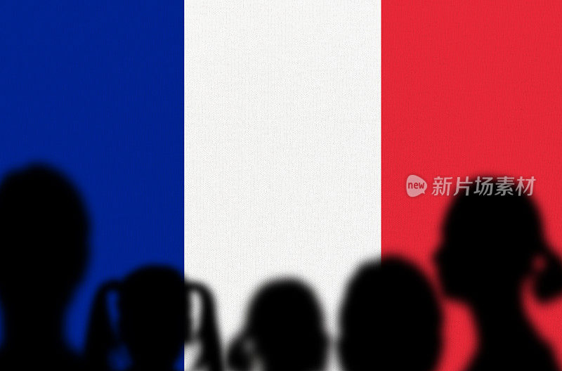 剪影的人与法国国旗