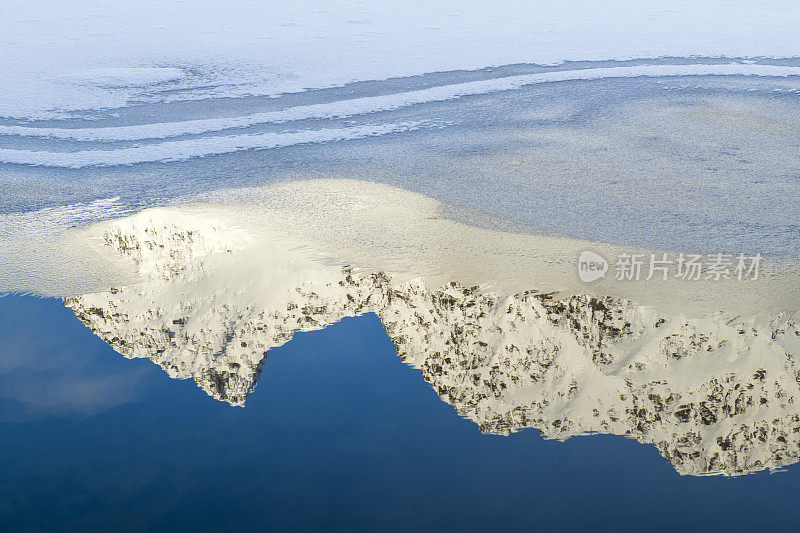 白雪皑皑的山峰倒影在水中