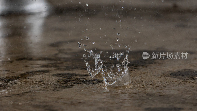 雨点滴落在地上，像花朵一样散开。用高速摄像机拍摄了倾盆大雨和慢动作气泡的特写镜头。用高速电影摄影机拍摄