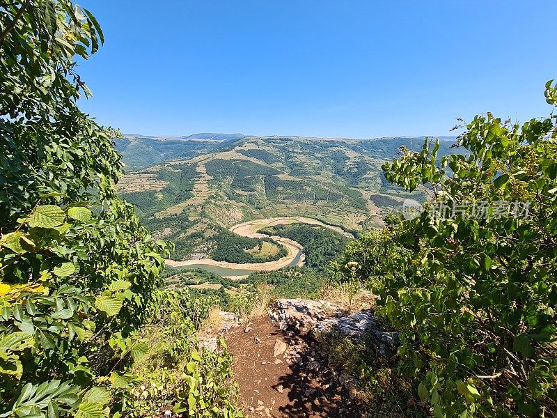 河在山中蜿蜒