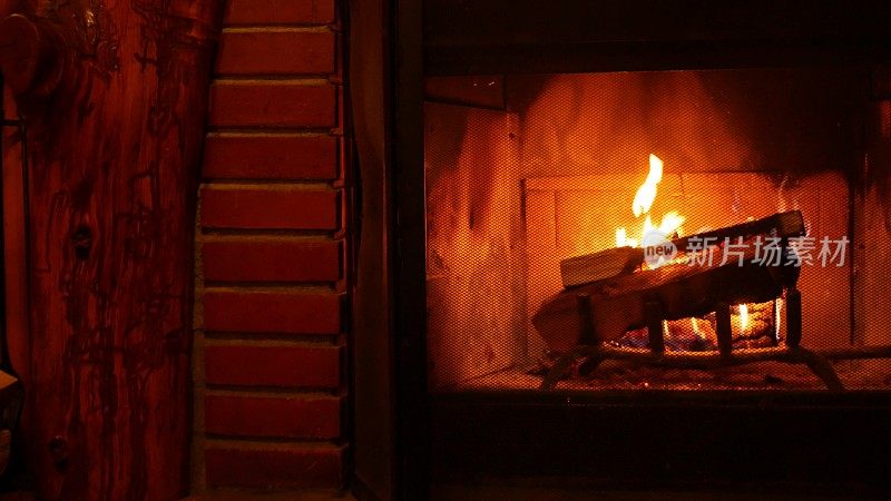 砖砌壁炉的火，木柴的燃烧，在舒适的小屋或小木屋的木材燃烧。