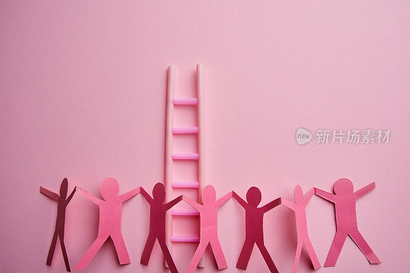 梯子和粉色纸人手牵着手。粉红色的背景