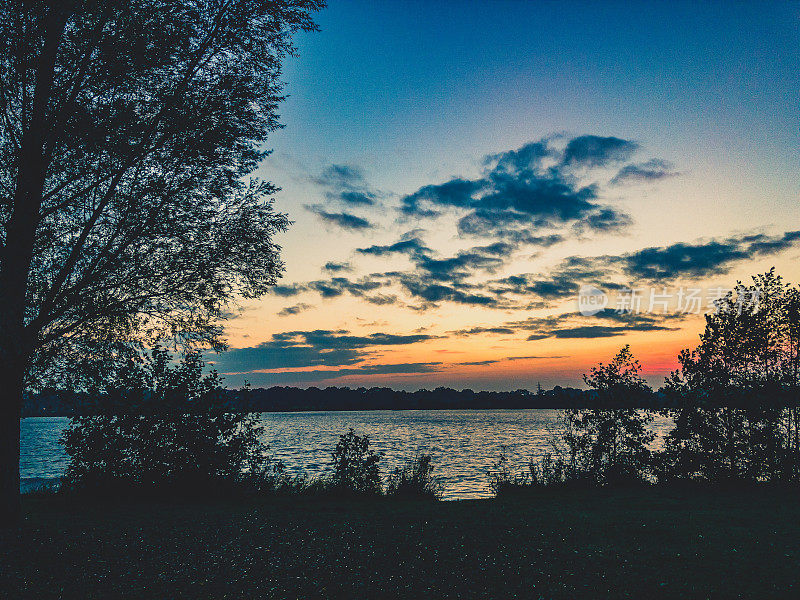 夜晚的湖景。