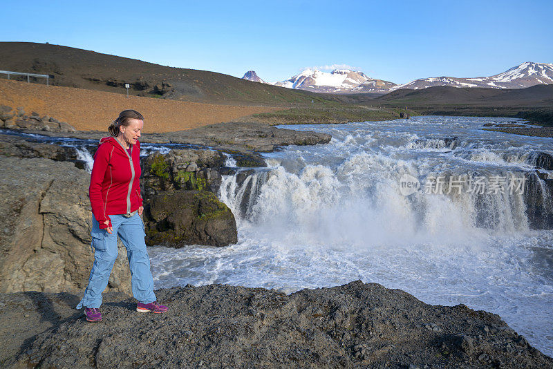 冰岛，小心地走在通往Kerlingarfjöll营地的道路附近的Gýgjarfoss瀑布边缘