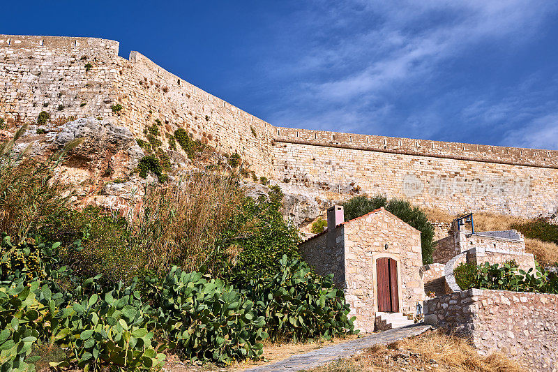 克里特岛上的利提姆诺市的东正教教堂和威尼斯堡垒的石头防御工事