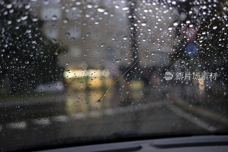 在雨中开车