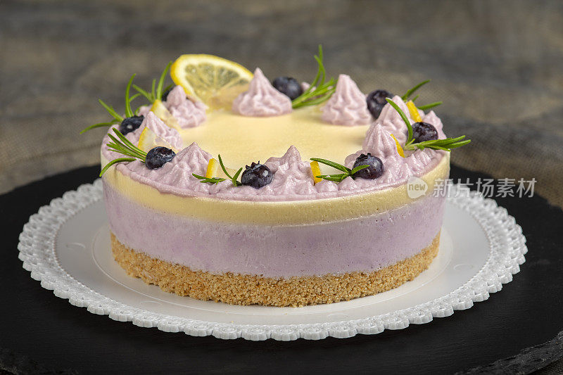 蓝莓芝士蛋糕配柠檬奶油配柠檬和蓝莓
