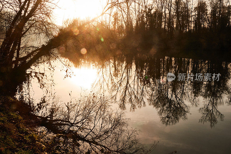 湖上日落，秋天