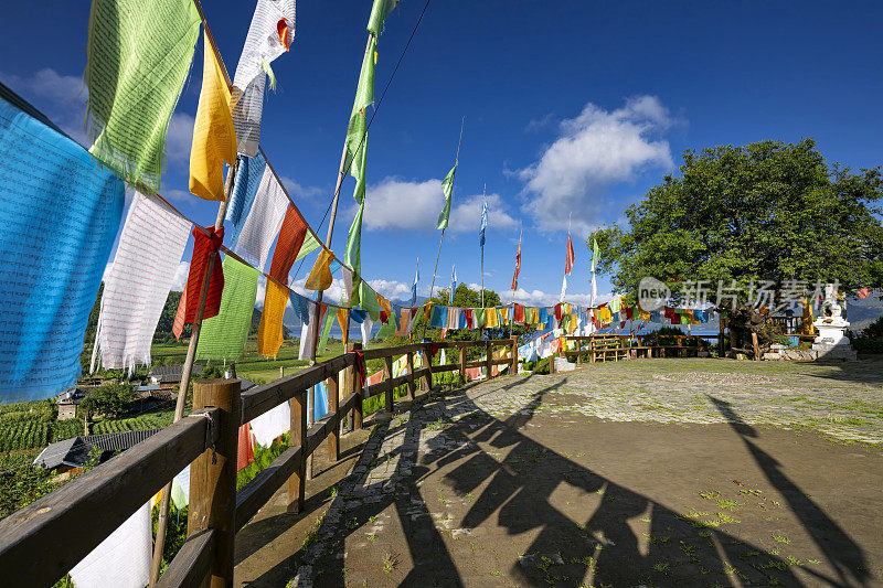 西藏祈祷旗泸沽湖，云南和四川省