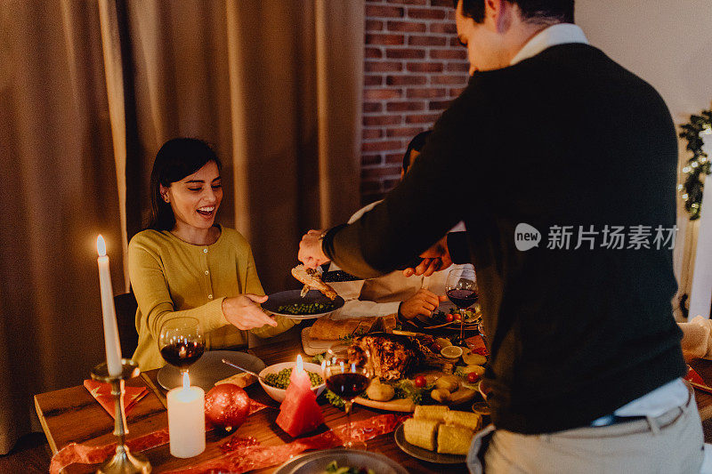 和朋友在家里吃年夜饭