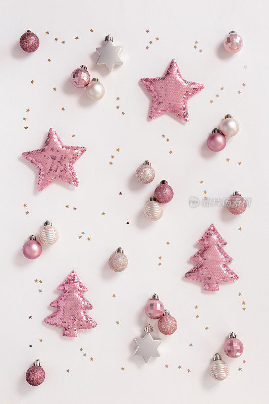 圣诞作文用闪亮的粉红色彩色软玩具与亮片，形状的圣诞树和星星，小球。新春佳节图案在广场，新春佳节卡片在冬夜