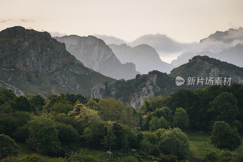 日出时山脉的风景