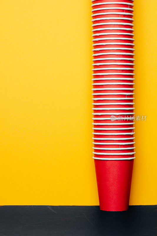 一叠红纸咖啡杯