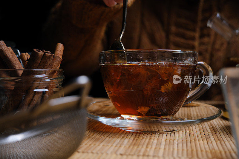 用洋甘菊和玫瑰花瓣泡茶