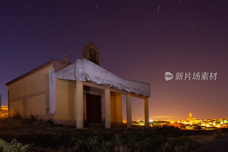 村外僻静的夜景